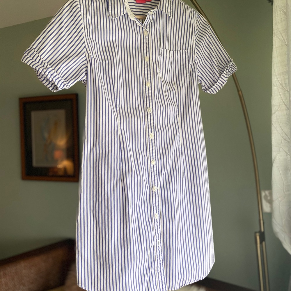 Pin-striped dress with short sleeve.